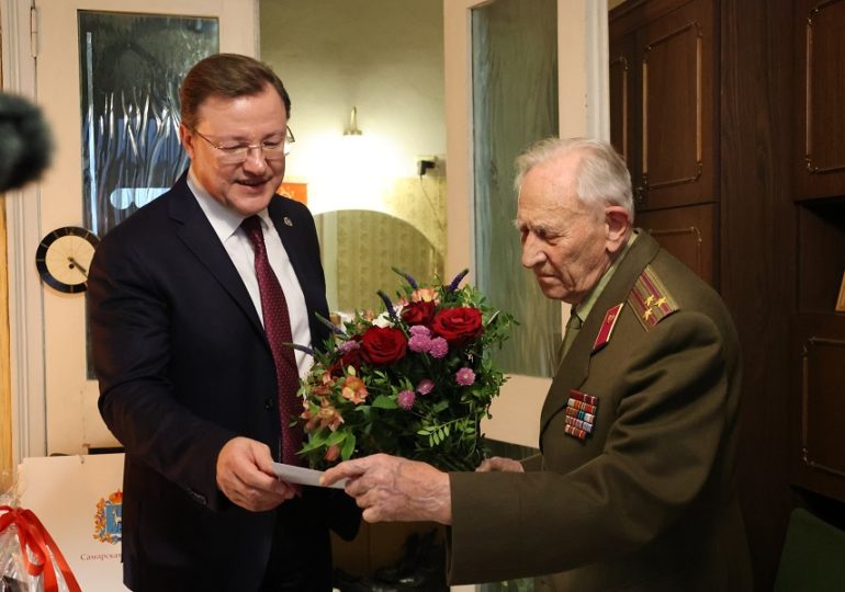 Губернатор Дмитрий Азаров поздравил участника Великой Отечественной войны с вековым юбилеем