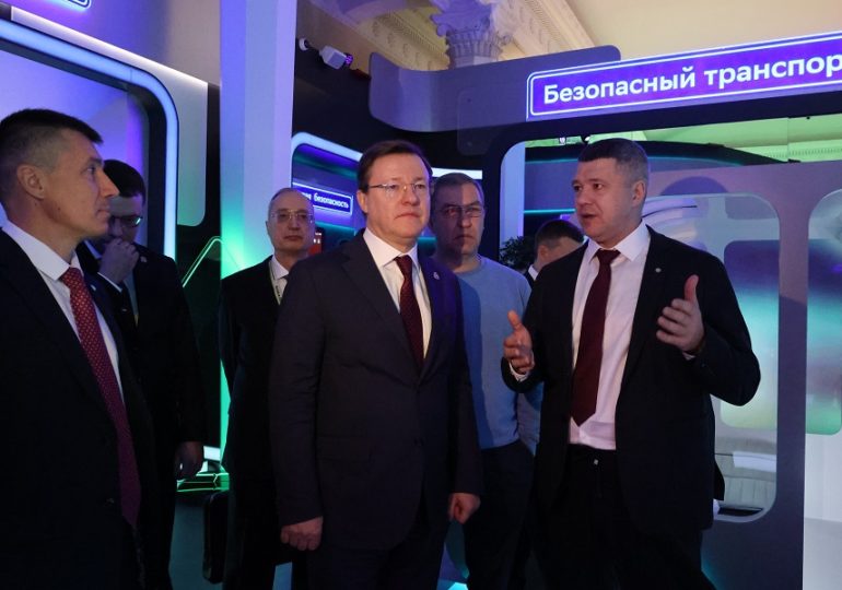 Дмитрий Азаров оценил представленные на выставке «Россия» разработки одного из ведущих банков страны