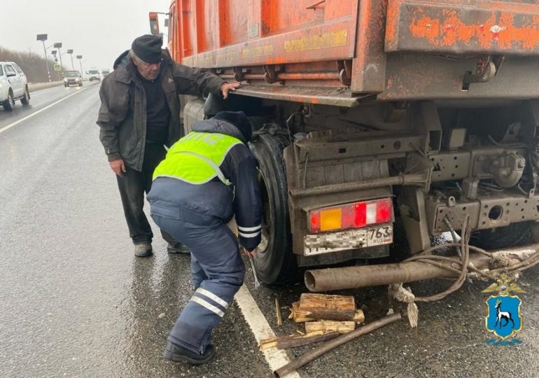 В Самарской области полицейские помогли в трудной дорожной ситуации 70-летнему водителю