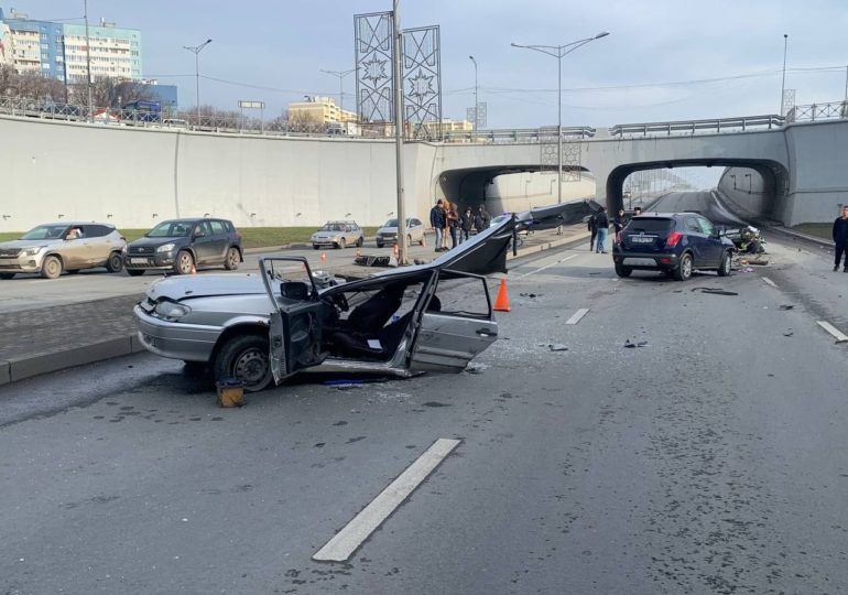 В Самаре на Московском шоссе произошло серьезное ДТП с участием легковых автомобилей
