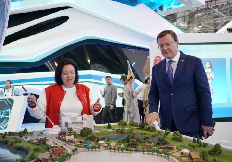 Дмитрий Азаров отметил активную работу самарской команды на выставке «Россия»