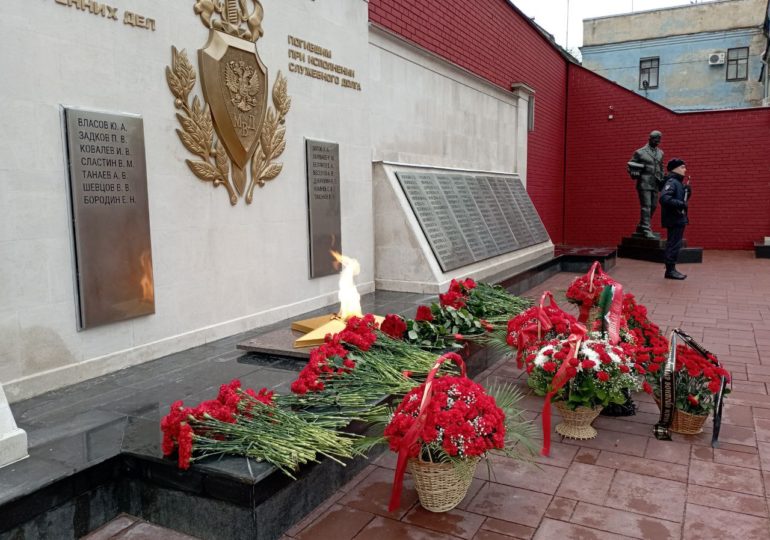 В Самаре возложили цветы к Вечному огню на аллее памяти погибших сотрудников МВД
