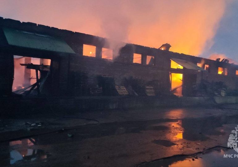 В Самарской области потушили пожар на продуктовом складе