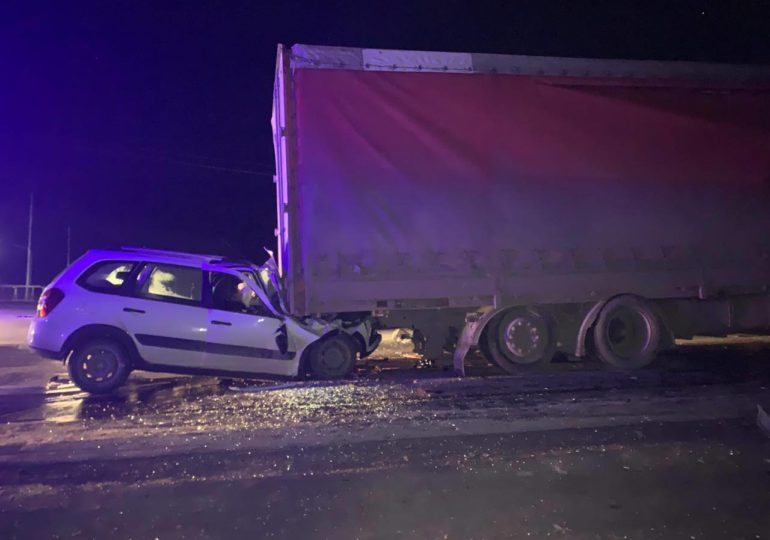 В Самарской области пенсионер на LADA Kalina влетел в фуру и погиб на месте