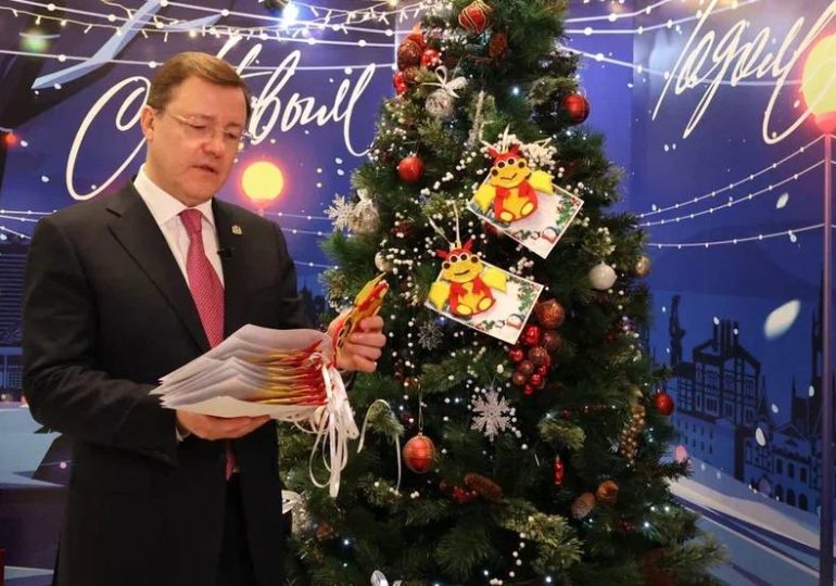 В Самаре дети попросили на «Елке желаний» машинку, наушники и единорога