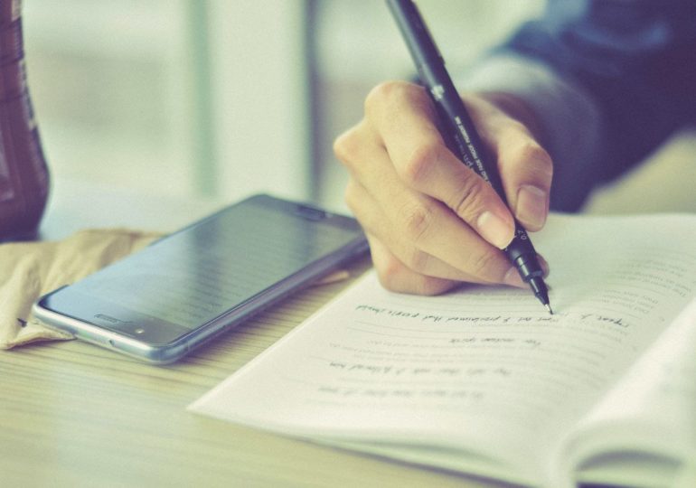 Госдума приняла закон о запрете мобильных телефонов на уроках в школе