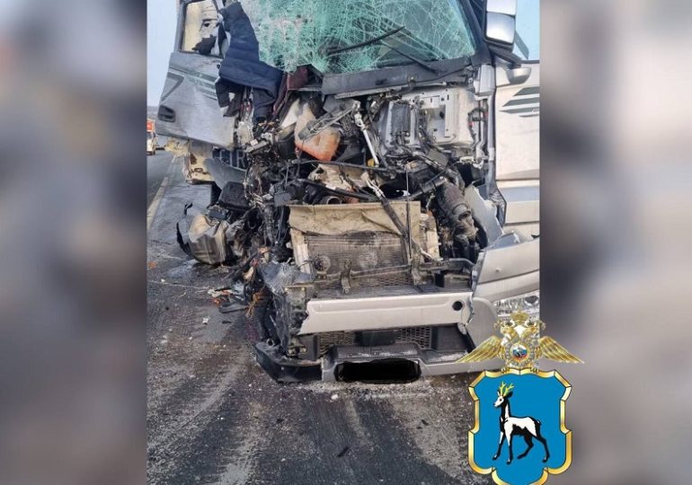 В Самарской области столкнулись два грузовика