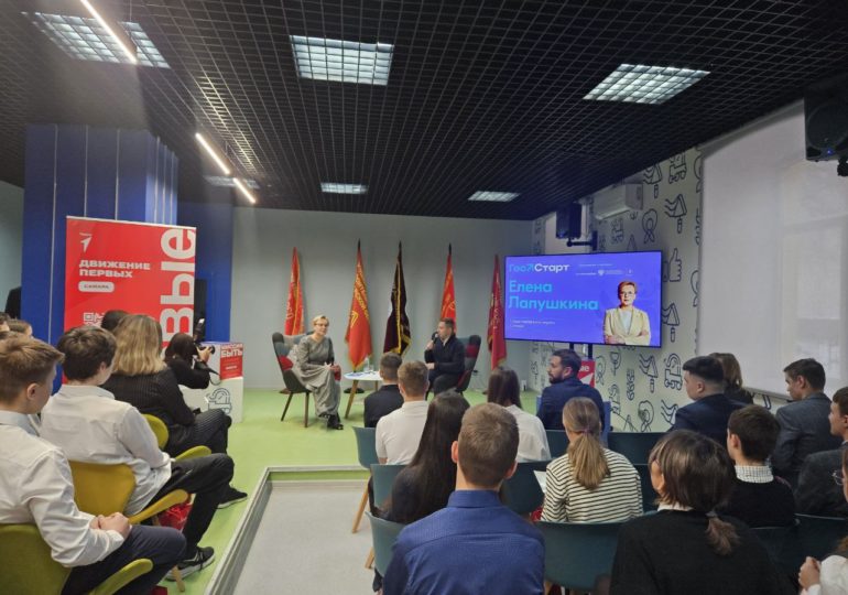 Глава Самары Елена Лапушкина вручила паспорта 14-летним ребятам