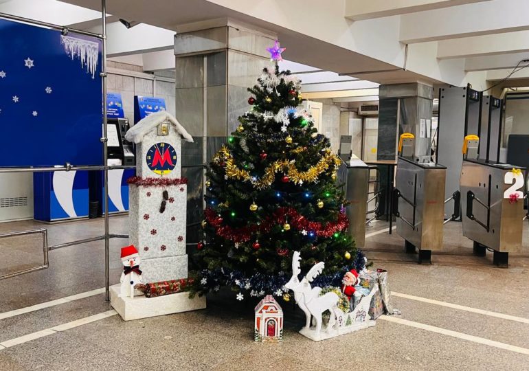 Самарское метро украсили к Новому году