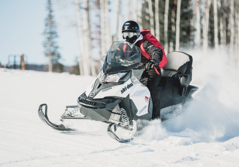 Россиянам разрешили управлять снегоходами по обычным правам