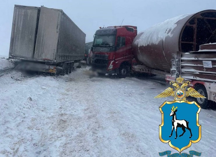 На трассе в Самарской области столкнулись 15 автомобилей