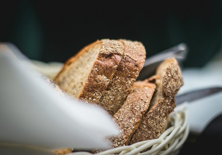 Хлеб с изюмом овальный. Ржаной хлеб соотношение муки. Хлеб на ржаной муке названия. Кислотность ржаного хлеба. Технологический процесс приготовления бородинского хлеба:.