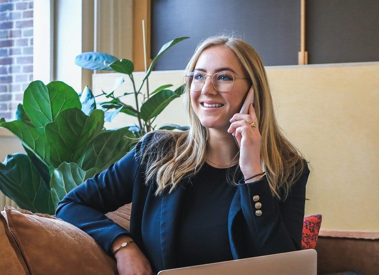 Аналитики узнали, сколько россиян поделятся премией со второй половиной