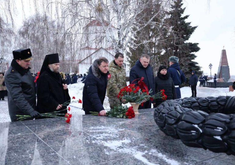 Губернатор Дмитрий Азаров вместе с земляками почтил память военнослужащих, погибших в Макеевке