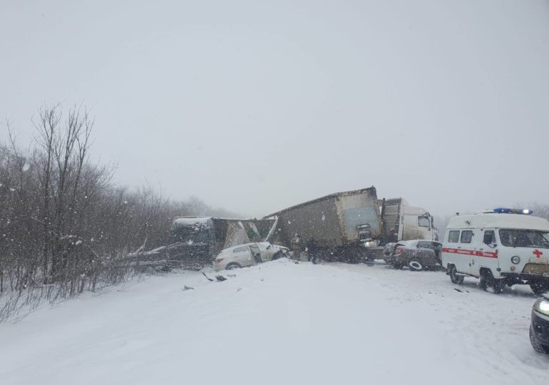 На трассе в Самарской области столкнулись четыре автомобиля