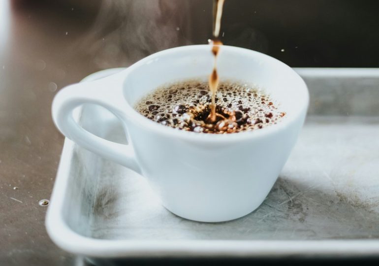 Биолог рассказал, чем угрожает организму растворимый кофе