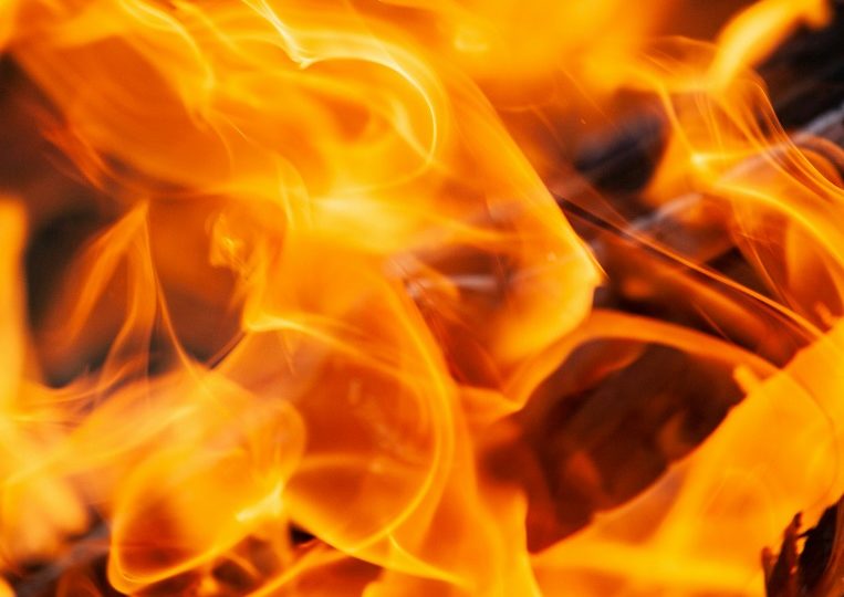 В Самаре на пожаре спасли женщину