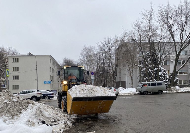 Самару продолжают расчищать от снега