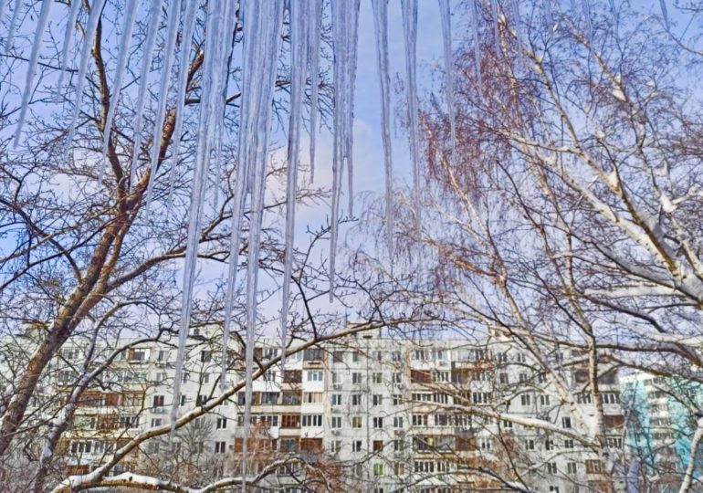 В ГЖИ Самарской области рассказали, кто отвечает за неубранные сосульки и наледь на крыше