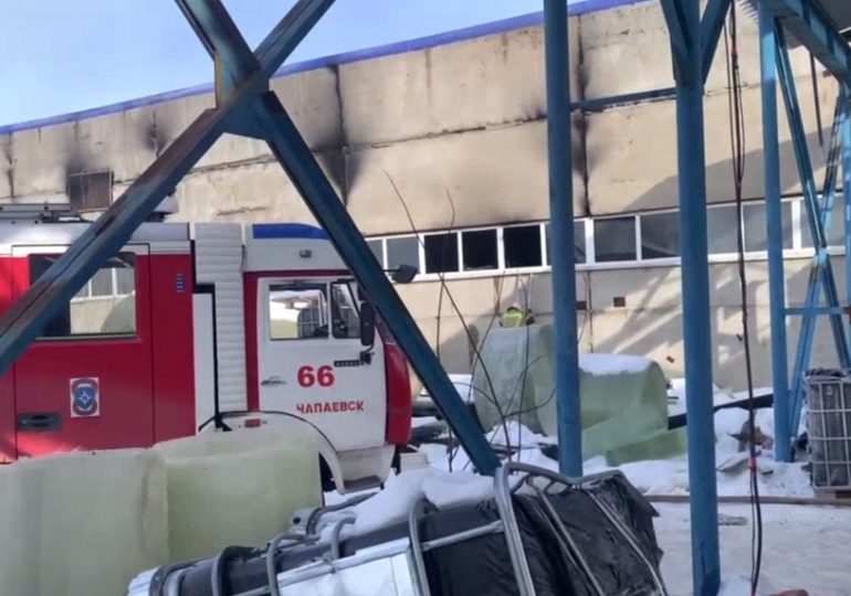 В Чапаевске потушили пожар в производственном ангаре