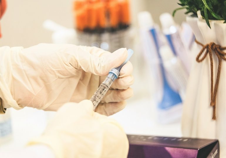 В России испытают вакцину против коронавируса для детей