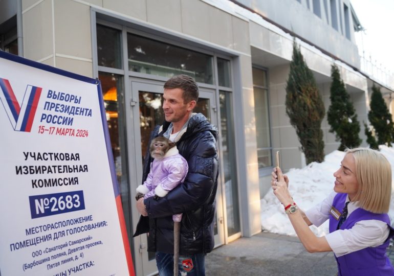 Самарец пришел на избирательный участок со своей обезьянкой Читой