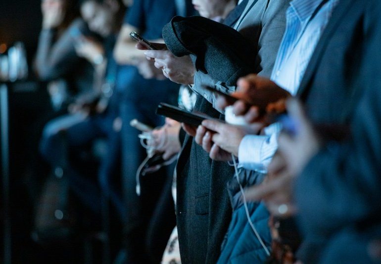 В работе Facebook, Instagram и других соцсетей произошел глобальный сбой