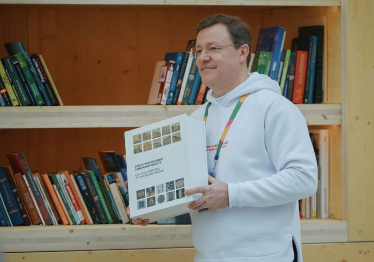 Книгу о Самаре передали в библиотечный фонд университетской библиотеки «Сириус»