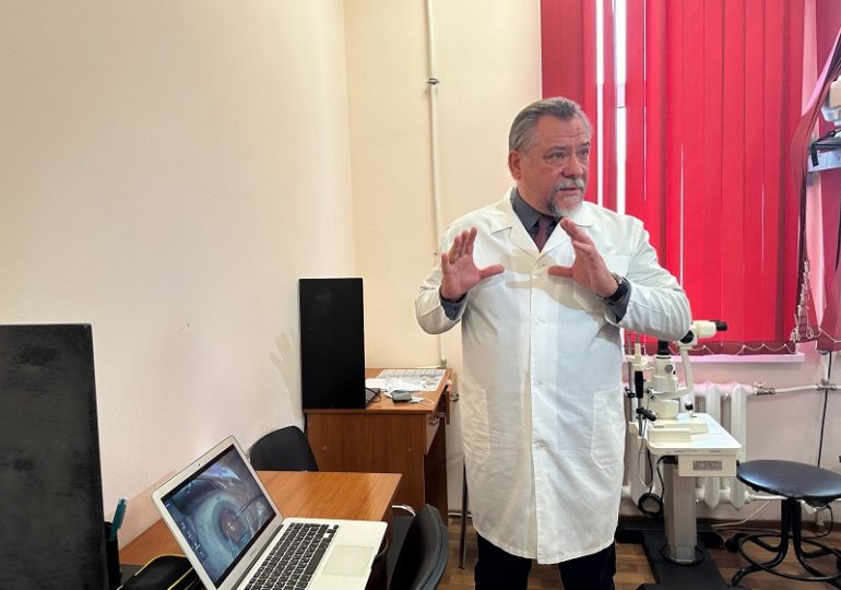 Самарские врачи провели высокоточную операцию юному пациенту с врожденной катарактой