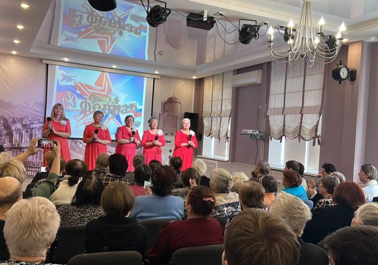 В самарском Дворце ветеранов проходит концерт, посвященный сразу двум праздникам