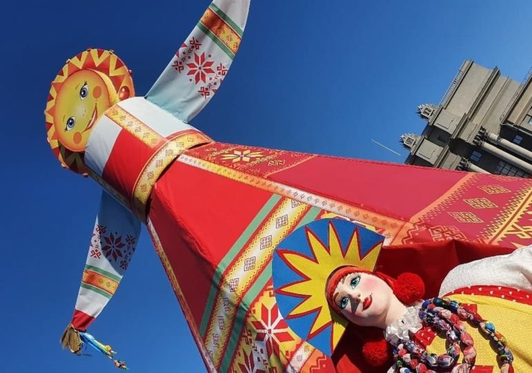 В Самаре на площади Куйбышева завершают установку тематического комплекса «Масленица»