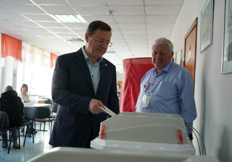 Губернатор Дмитрий Азаров проголосовал на выборах президента России
