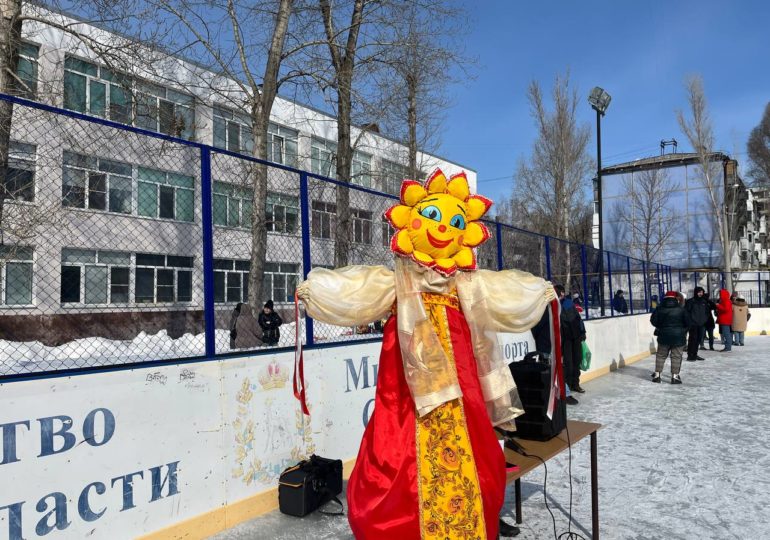 Ученики самарской школы №24 отмечают Масленицу