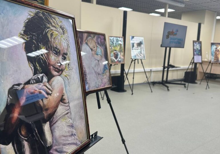 В Самаре открылась выставка работ художницы, которая создает картины необычным способом