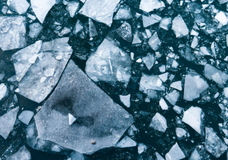 В Самарской области спасли провалившуюся под лед девочку