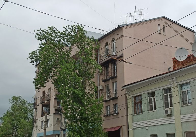 Из-за сильного ветра в Самарской области объявили желтый уровень опасности