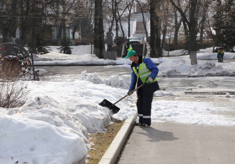 На самарской набережной проводят влажную уборку пешеходной зоны