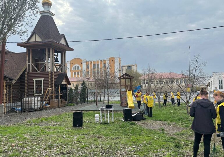 В сквере на Хлебной площади проходит субботник