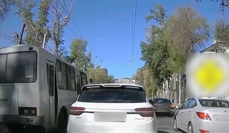 В Самаре водителя автобуса оштрафуют за выезд на трамвайные пути