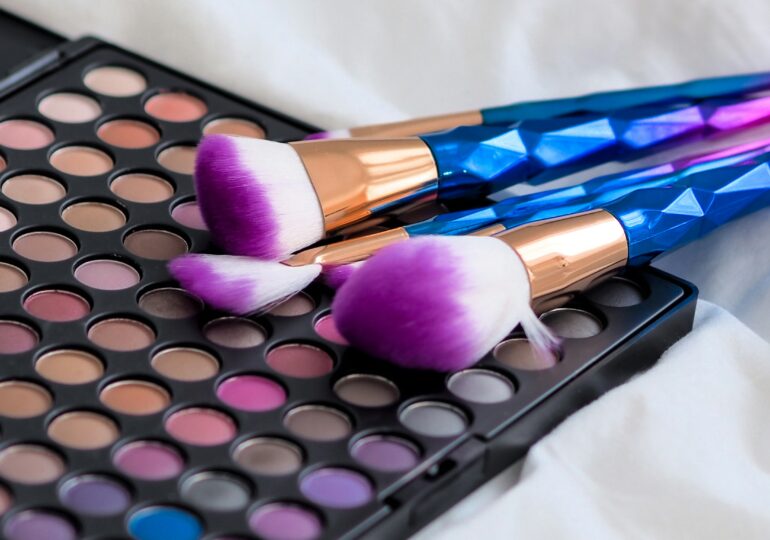 Россиянкам рассказали о трендах в макияже этого лета