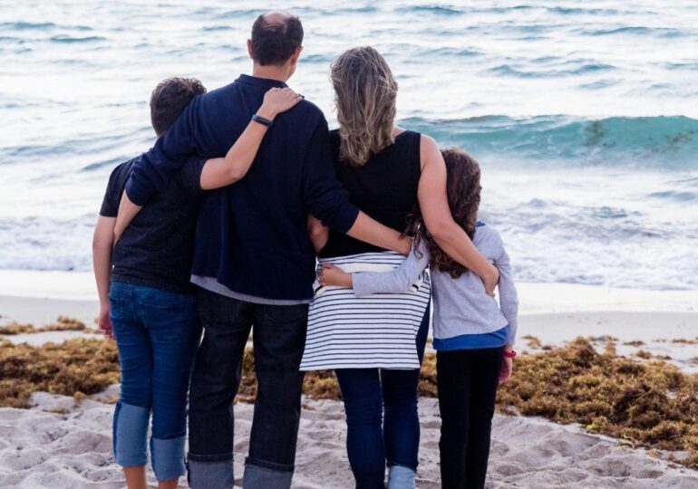 Правительство создаст удостоверение единого образца для многодетных семей