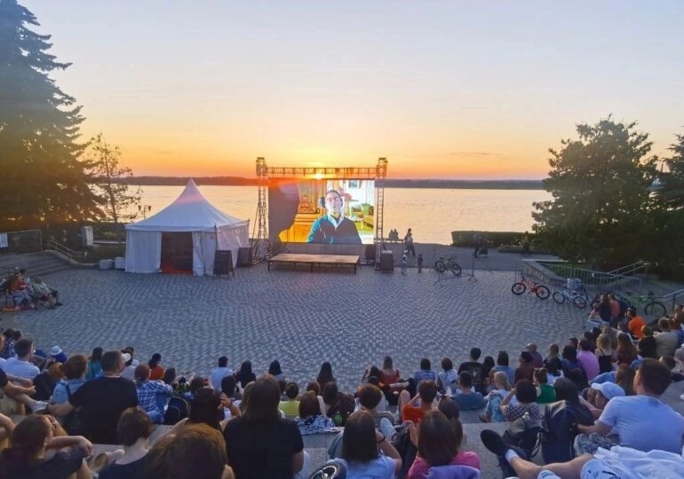 Стало известно расписание сеансов бесплатного кинотеатра под открытым небом