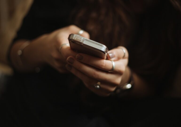 Цифровую зависимость отмечает у себя каждый второй россиянин