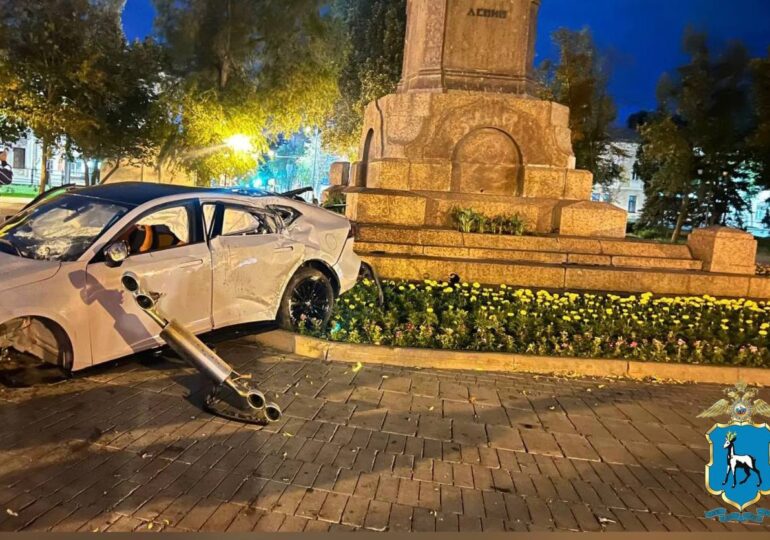 В Самаре 31-летний водитель врезался в памятник Ленину