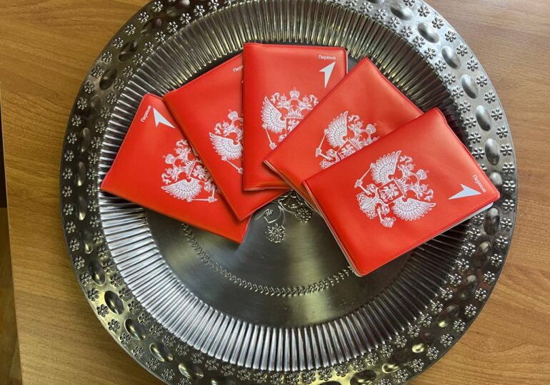 В Самаре школьникам торжественно вручили паспорта