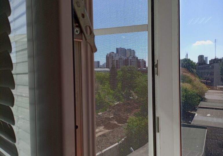 Самарцев призывают позаботиться о безопасности детей в связи с риском выпадения из окон