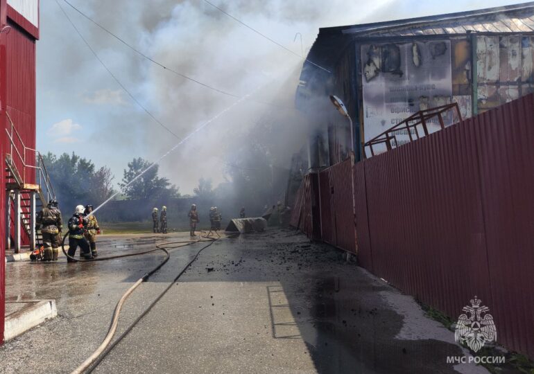 В Самаре тушат крупный пожар на Заводском шоссе