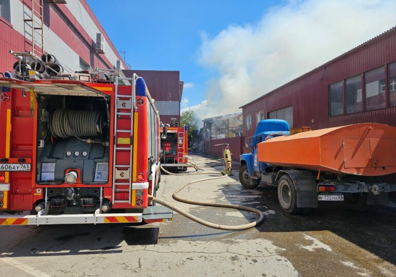 В Самаре проводят проверку по факту пожара в мебельном цехе