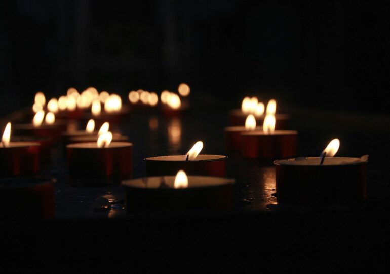 Россияне поминают усопших в Троицкую родительскую субботу