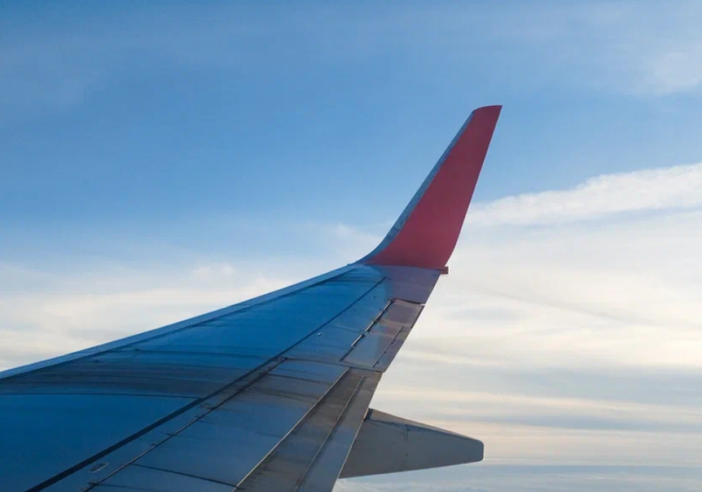 В небе над Самарой экипаж самолета запросил помощь в обходе грозы